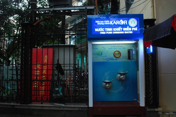 Viện Sức khỏe nghề nghiệp và môi trường lắp đặt cây lọc nước sạch miễn phí cho người dân trên tuyến phố Lê Quí Đôn, Hà Nội.