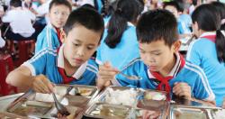 Bữa ăn học đường bảo đảm dinh dưỡng cho học sinh